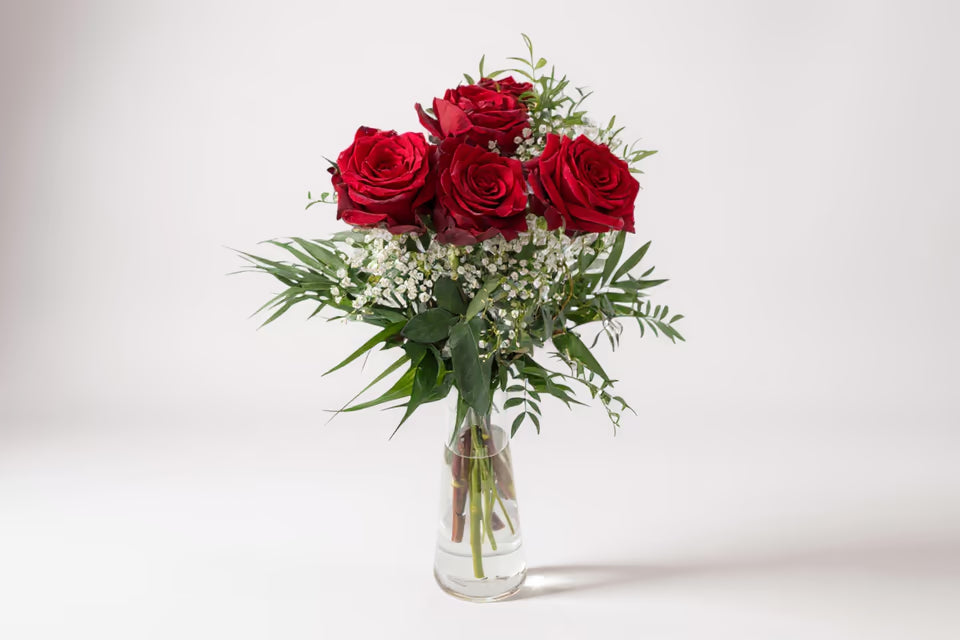 Rosenstrauß mit 5 roten Rosen 🌹
