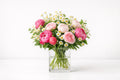 Romantischer Pfingstrosenstrauß mit Kamille – Premium Bouquet