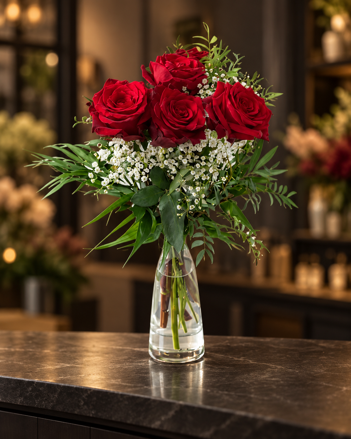 Rosenstrauß mit 5 roten Rosen 🌹 – stilvolles Produktfoto vor einem warmen, dunklen Hintergrund