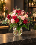 Bunter Blumenstrauß – Frische Farben – stilvolles Produktfoto vor einem warmen, dunklen Hintergrund