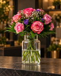 Rosa Rosenstrauß mit Schleierkraut – stilvolles Produktfoto vor einem warmen, dunklen Hintergrund