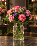 Rosa Rosenstrauß mit Schleierkraut – stilvolles Produktfoto vor einem warmen, dunklen Hintergrund