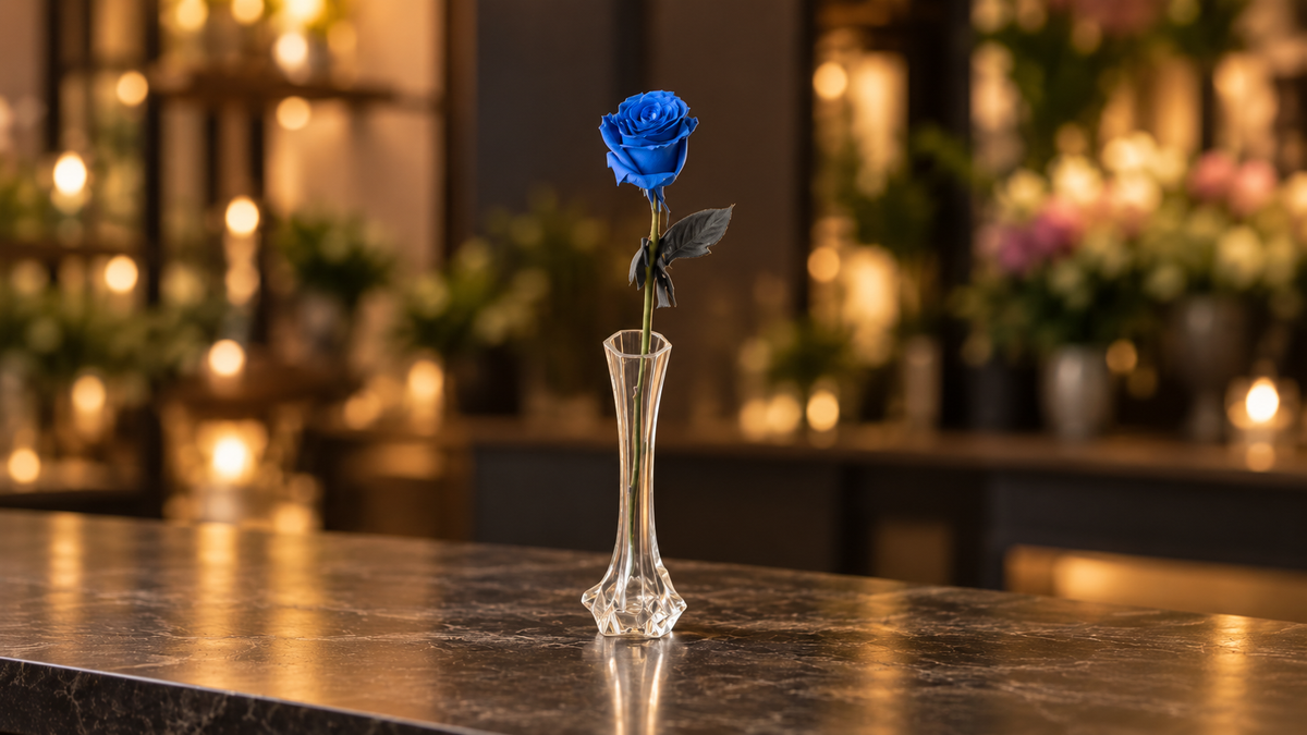 Exklusive blaue Rose in Glasvase als außergewöhnliche Schnittblume von FLORÉ Blumen Hamburg. – warmer FLORÉ Hintergrund