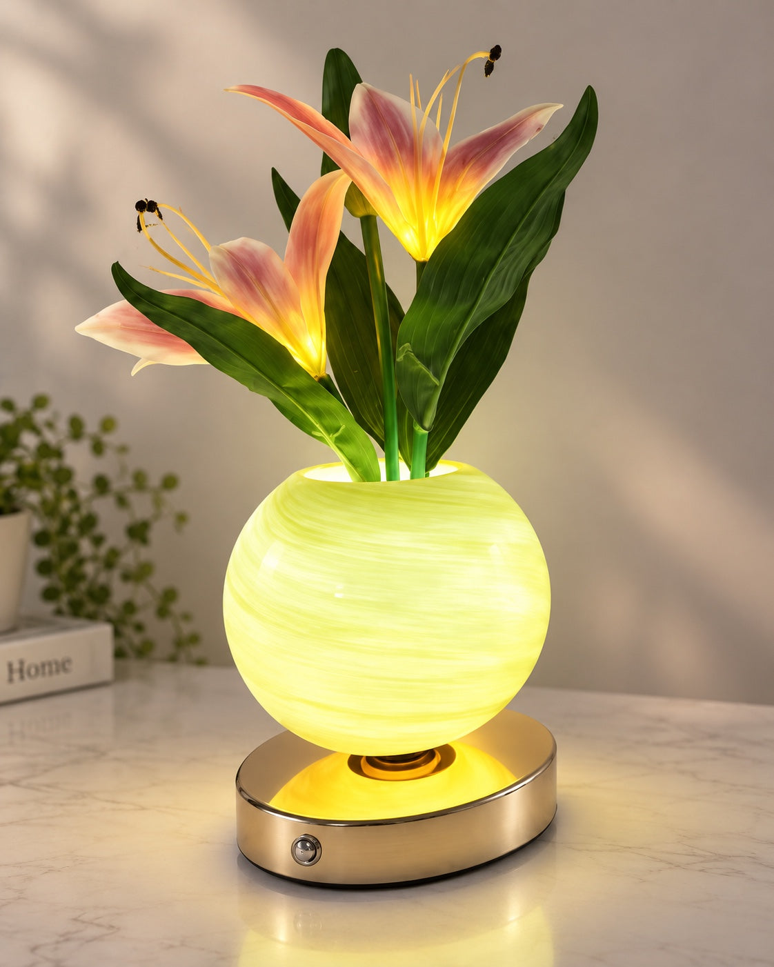 Lily Bloom Lamp mit gelb leuchtender Vase