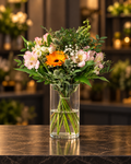 Blumenstrauß mit orangefarbener Gerbera, rosa und weißen Blüten und grünem Beiwerk